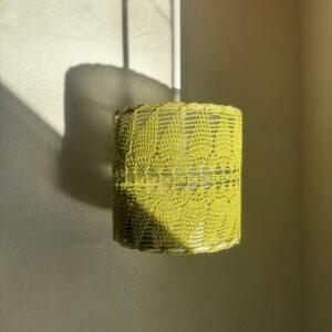 Rankų darbo šviestuvo gaubtas iš nertos servetėlės